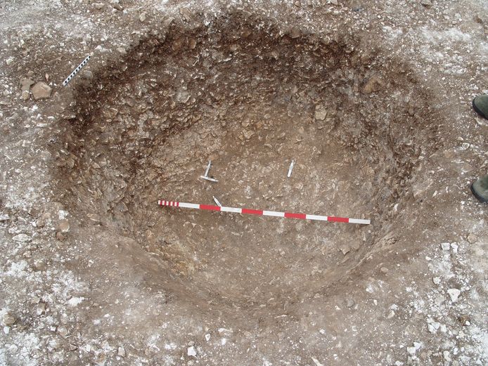 De sterk vermengde crematieresten in kuil 7 tijdens de opgravingen.