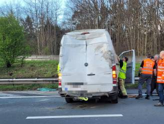 Bestuurder uit bestelwagen geslingerd bij ongeval: stilstaand verkeer E40 tussen Oordegem en Merelbeke