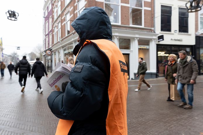 Straatkrantenverkoper Mohamed is gevestigd aan het Noordeinde in Den Haag, vlakbij De Ruimte, en verkoopt Straatnieuws Den Haag/Rotterdam.  Toen Mohamed enige tijd geleden werd gearresteerd, bleek dat hij 31.800 euro op zak had.