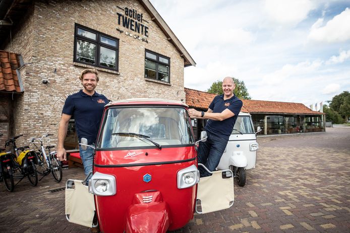Vrienden waarschuwden voor een ‘cv-gat’, toen Robert-Jan Dissel (rechts) en Maarten Wittgen vol voor hun verhuurbedrijfje in oude solexjes gingen. Nu runnen de Tukkers een miljoenenbedrijf en verhuren ze tweeduizend voertuigen per dag.