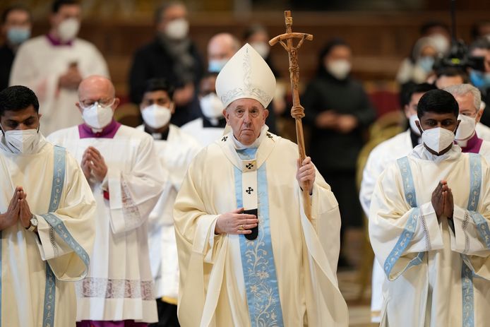 Papa Francesco si è recato sotto la sua autorità all'altare di San Pietro e non c'era chiaramente alcun segno di malattia.