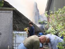 Grote brand verwoest schuur op boerenerf Oudleusen: omstanders schieten met emmers te hulp