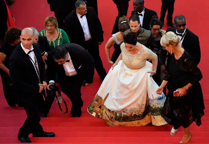 Miri Regev tilt haar Jeruzalem-jurk op als ze de trap oploopt in Cannes.