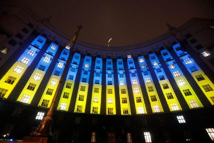 Het parlementsgebouw in Kiev is ook gehuld in blauw-geel.