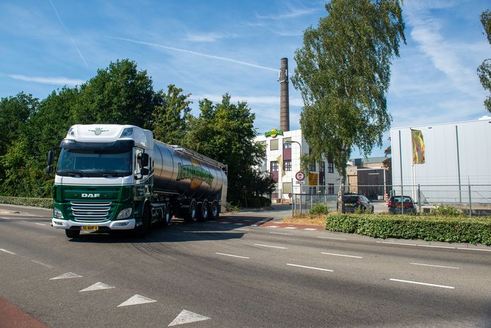 Een vrachtwagen verlaat de Leerdammer melkfabriek in Dalfsen, hier op archiefbeeld.