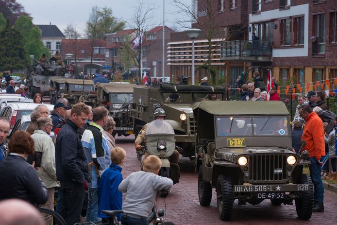 IJsselmuiden Oorlogsvoertuigen van Keep them Rolling komen in 2015 IJsselmuiden binnen. Op de foto 'veroveren' ze de Slenkstraat.