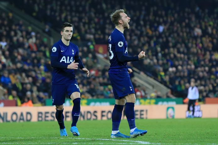 Christian Eriksen (r) viert wat zijn laatste doelpunt voor Spurs zou zijn (28 december tegen Norwich City). Zijn opvolger Giovani Lo Celso is de eerste om hem te feliciteren.
