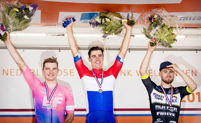 Het podium van het afgelopen NK, met van links naar rechts: Moreno Hofland, winnaar Fabio Jakobsen en Bas van der Kooij.