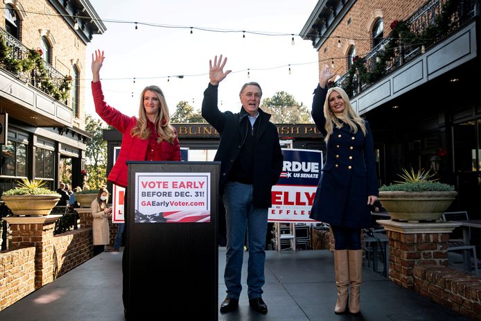 Kelly Loeffler, David Perdue, en Trumps dochter Ivanka op campagne in Georgia eind december.