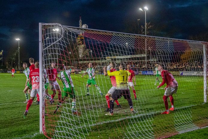 Een beeld uit de derby tussen Goes (rode shirts) en Kloetinge, met op de achtergrond de volle tribunes. Er waren zo'n 2500 toeschouwers aanwezig.