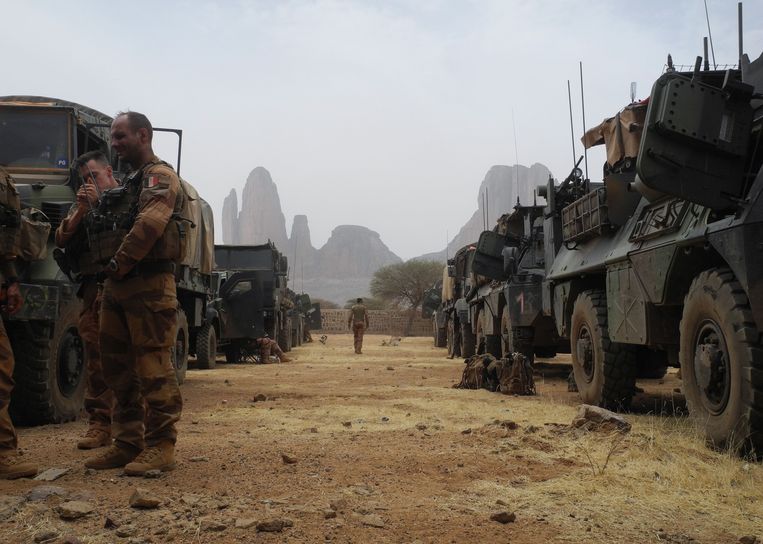 Franse soldaten van de Barkhane-troepenmacht in Mali maken zich klaar voor een antiterrorisme-operatie  in Gourma.   Beeld AFP