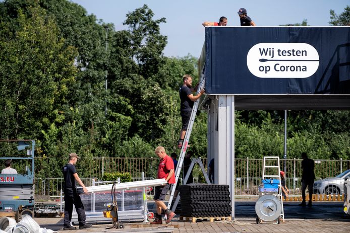 De ingang van de coronatestlocatie XL wordt afgebroken.  'Wij testen op corona', daar is niets van terecht gekomen.