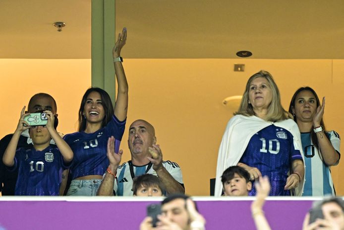 Messi's box at the last World Cup in Qatar: Antonella, his mother Celia Maria Cuccittini and two of his sons: Thiago (left) and Ciro (third from right).