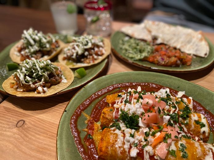 Quesadilla met bonenpuree en chorizo, enchilada roja met pulled pork en taco’s met gegrilde kip.