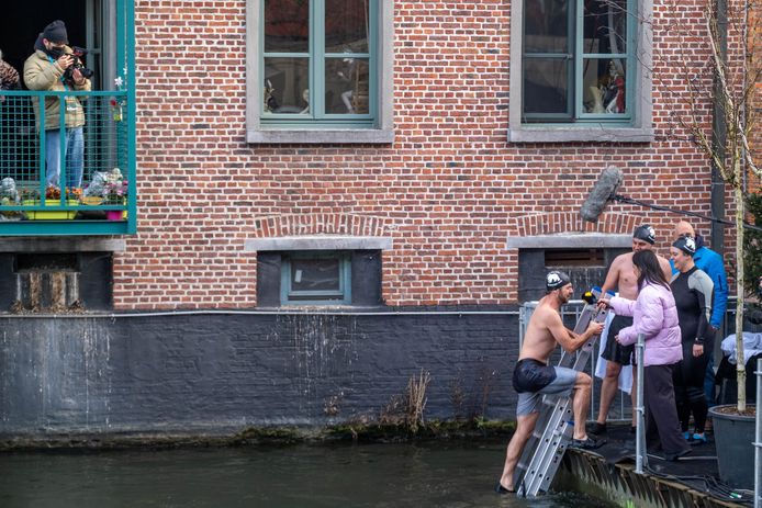 Zes presentatoren van De Warmste Week waagden zich aan een ijsberenduik in de Dijle.
