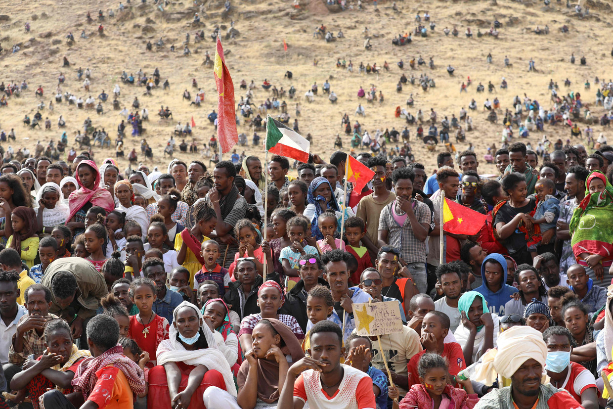 Naar Soedan gevluchte Tigrayers vieren de 46ste verjaardag van de partij van Tigray, de TPLF. 
 Beeld AFP