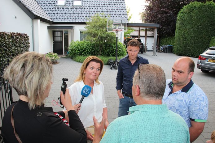 Bij een rustiger protest stond minister Van der Wal voor haar woning de boeren te woord.