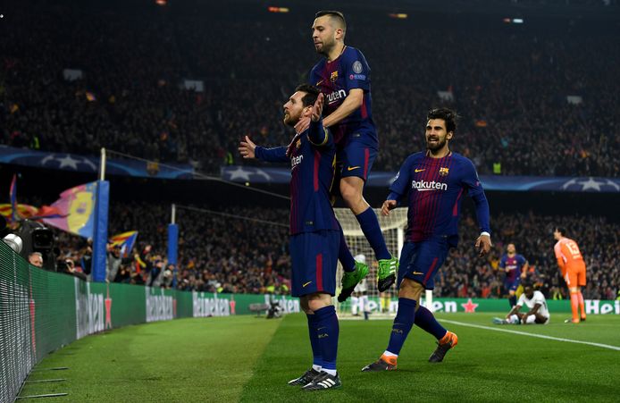 Lionel Messi viert met zijn ploeggenoten het derde doelpunt van Barça.