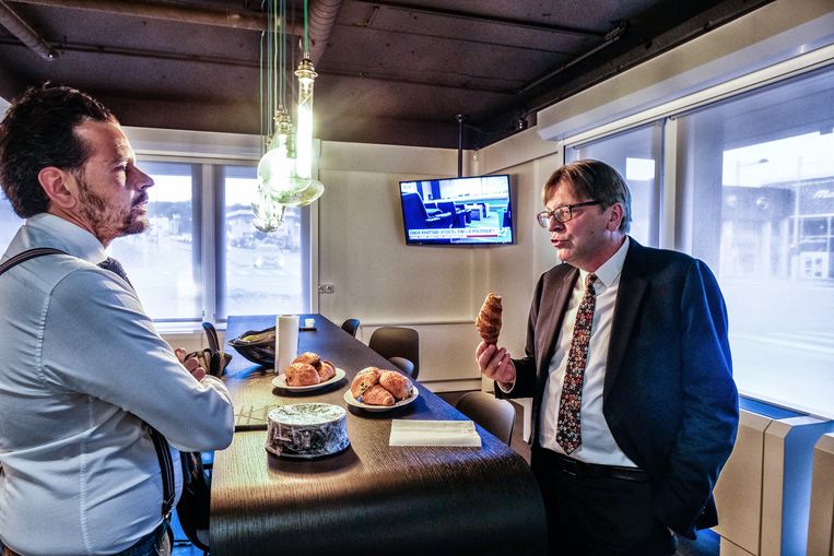 Hoofdredacteur Martin Buxant met Guy Verhofstadt.  Beeld Tim Dirven