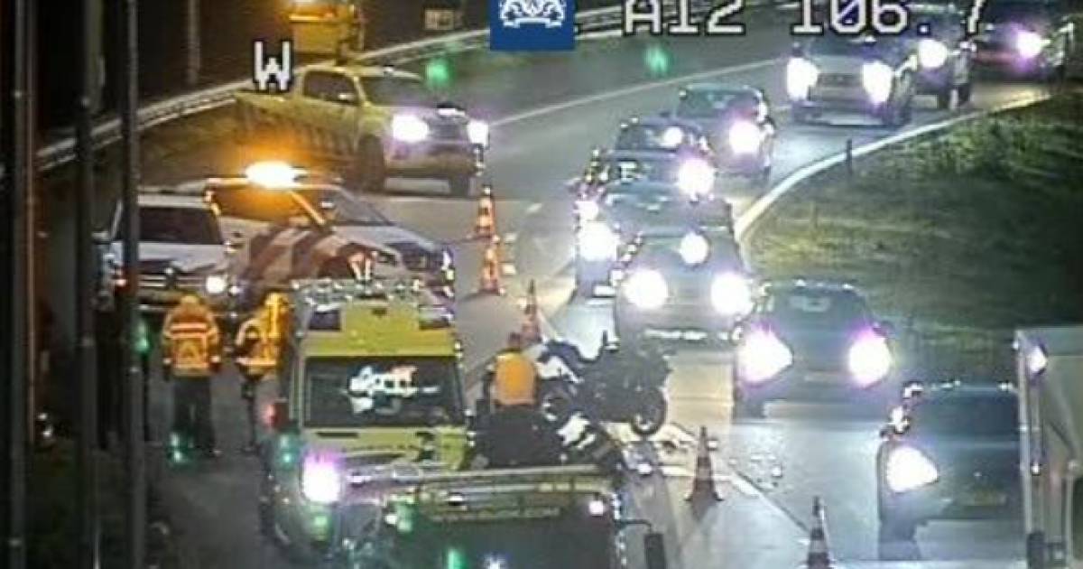 Bestelbus, auto en motor betrokken bij ongeval op de A30 in Ede.