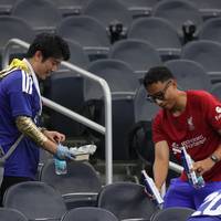 Japanse voetbalfans ruimen ook na match tegen Nederland de tribunes op en zetten WK-traditie voort