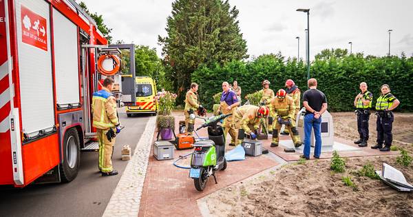 Man zit met onderarm vast in nieuwe ondergrondse container in Nuenen - Eindhovens Dagblad