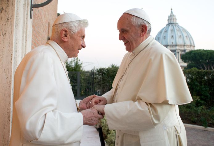 Paus Franciscus (rechts) op een archiefbeeld uit 2013, samen met zijn voorganger Benedictus XVI.