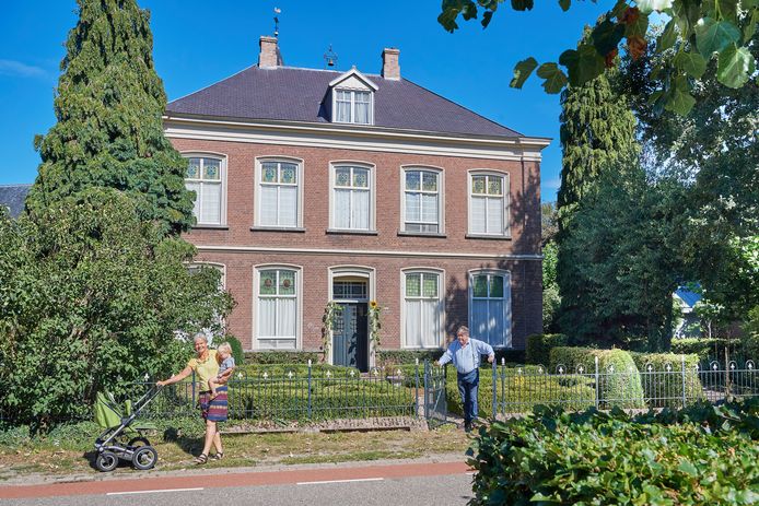 De pastorie van Huisseling met zijn bewoners Leon van Liebergen, zijn vrouw Silvia de Leeuw en kleinzoon Gijs.