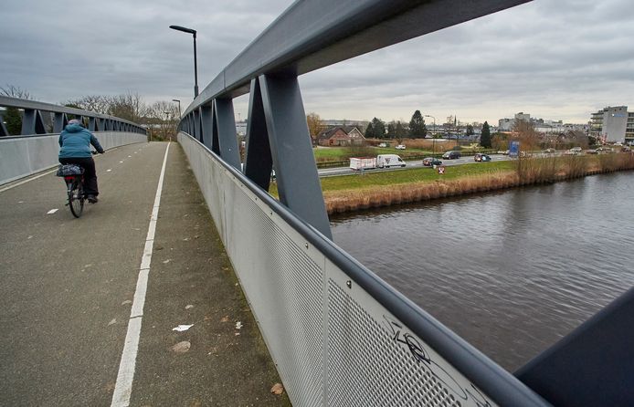 De Gazellebrug in Veghel wordt waarschijnlijk niet verplaatst vanwege te hoge kosten. Hiervoor is dan onnodig een oud spoorhuisje gesloopt, dat op de plek stond ter hoogte van de blauwe bewegwijzering.