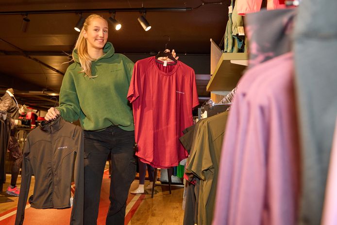 Evita Logtenberg (19) bij haar assortiment bij Prins Sport