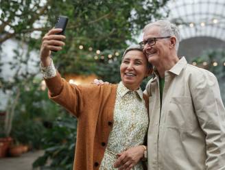Ook oudere generaties worstelen met ongezond smartphonegebruik. Ise (27): “Mijn ouders praten niet meer aan tafel, ze scrollen gewoon”