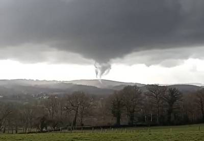 Tornado raast door Frans dorpje en richt op enkele minuten grote schade aan: “Het leek wel apocalyptisch”