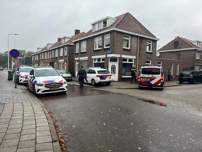 In een woning aan de Almelose Treubstraat trof de politie een zwaar gewonde man. Ruim een week later overleed hij in het ziekenhuis.