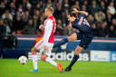 Zlaten schiet PSG op 2-1 tegen Ajax in het Prinsenpark. Links Mike van der Hoorn.