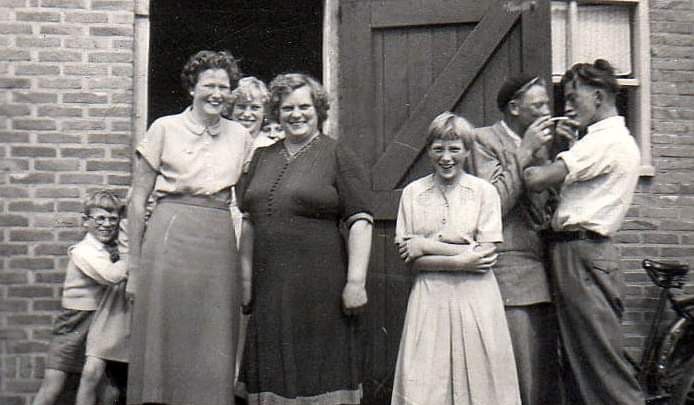 Een deel van de familie Van Otzel uit Oude Tonge die onderdak kreeg bij Piet en Adriana Verhees in Bavel. Helemaal rechts op de foto staat Leo Verhees.