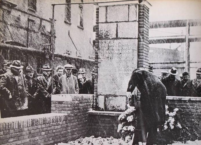 Onthulling van de gedenksteen bij de gasfabriek na de oorlog.