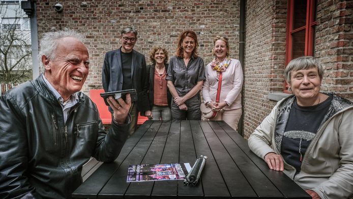 Het stadsmagazine in luistervorm werd maandagavond voorgesteld. We zien Dirk Samyn (links) en zijn echtgenote Christine Dejaegher (rechts), op de binnenkoer van het historisch stadhuis. Op de achtergrond staan (vlnr) schepen Philippe De Coene, Transkript-directeur Mia Engels, burgemeester Ruth Vandenberghe en Nele Haghebaert van Blindenzorg Licht en Liefde.
