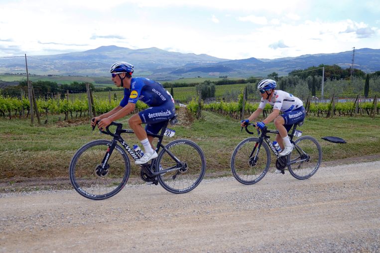 João Almeida en Remco Evenepoel rijden over een grindstrook tussen Perugia en Montalcino in de voorbije Ronde van Italië. Beeld Photo News