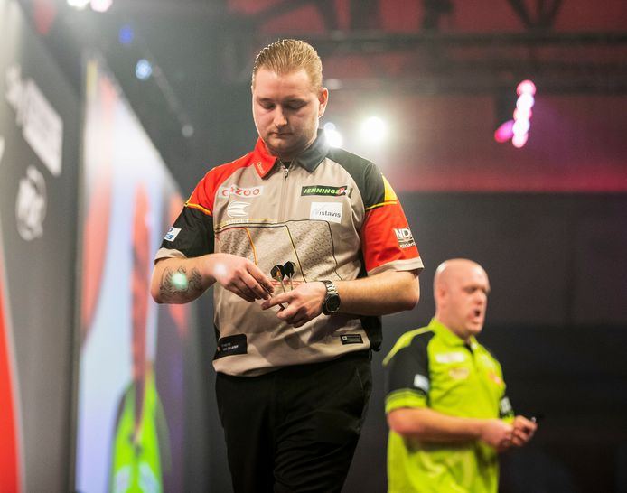 Dimitri Van den Bergh treurt.
