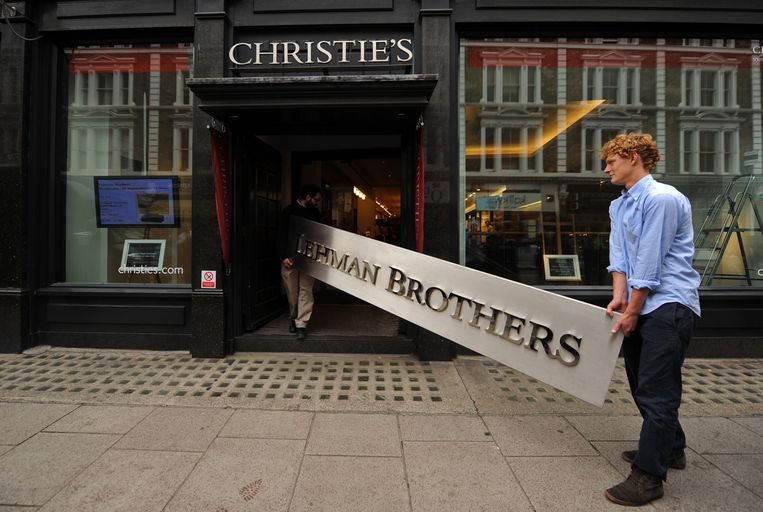 Een bord met 'Lehman Brothers' werd in 2010 geveild bij Christies, samen met kunstwerken die in bezit waren van de failliete bank. De opbrengsten van de veilingen werden gebruikt om de schuldeisers te betalen. Beeld AFP