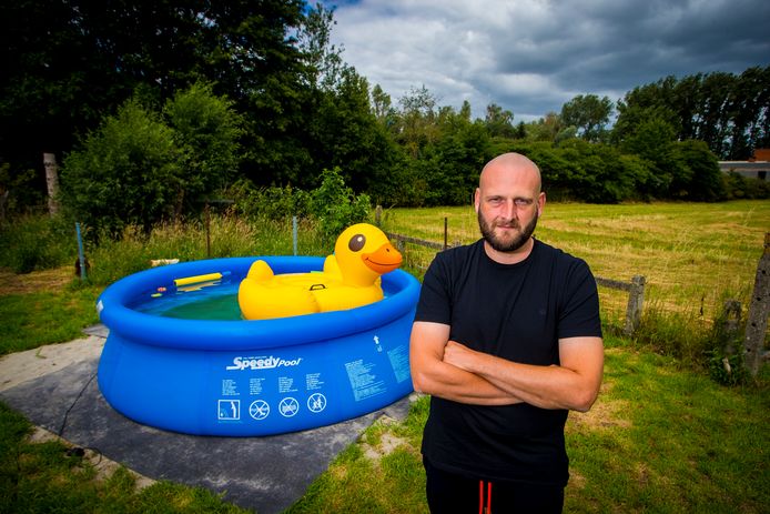 Jens Vandenberghe bestelde bij Makro in april een zwembad, maar eind juni staat nog steeds het oude plonsbad in de tuin.