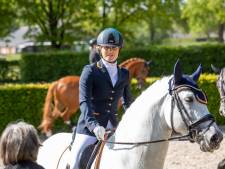 Britt Dekker kijkt ogen uit op NK dressuur in Ermelo: 'Ik dacht, wat gebeurt hier allemaal?’