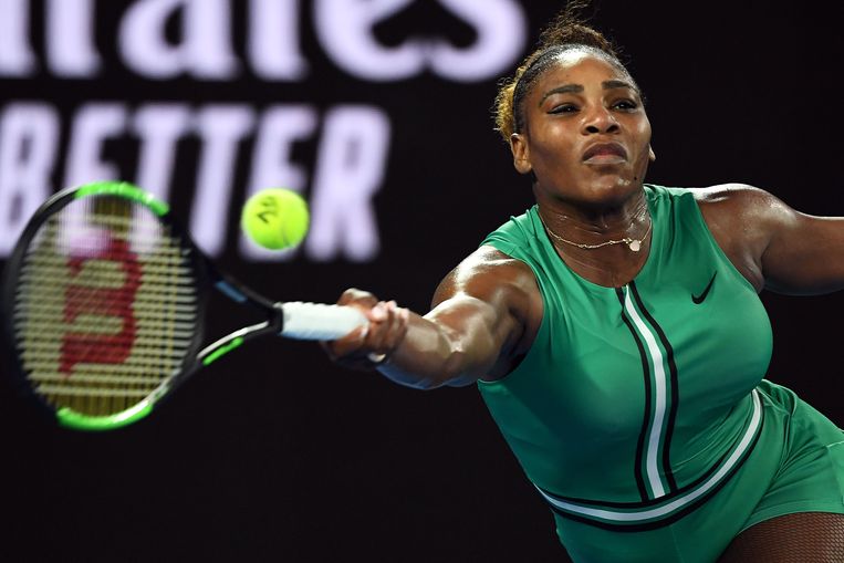 Met krachtige forehands mept Serena Williams zich naar de kwartfinale in Melbourne. 'Ik moest vechten voor iedere bal.' Beeld AFP
