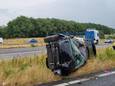 Een auto slaat twee keer over de kop op de Midden-Brabantweg.