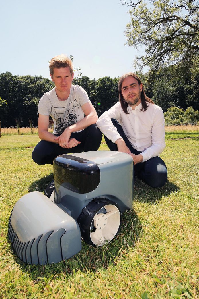 Vriendelijkheid speling elke dag Draadloze robot Toadi maait gras | Waregem | hln.be