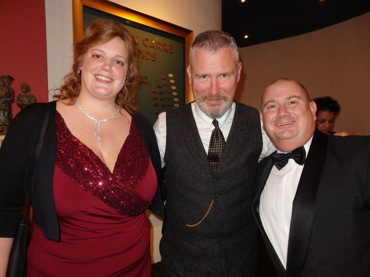 Suzanne Segaar (Rode Kruis Amsterdam), ambassadeur Eric Corton en Pieter van Opheusden (vlnr, Carré) Beeld Schuim