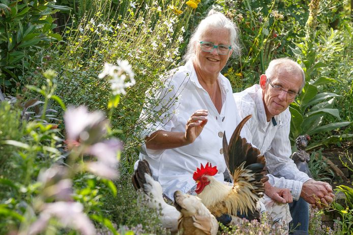 Sjouke van Essen en Rolande Poppe in hun tuin in Diepenveen:  ,,We kunnen ons verwonderen over hoe goed een plant het doet, of over die kleine kever die voorbij wandelt.’’