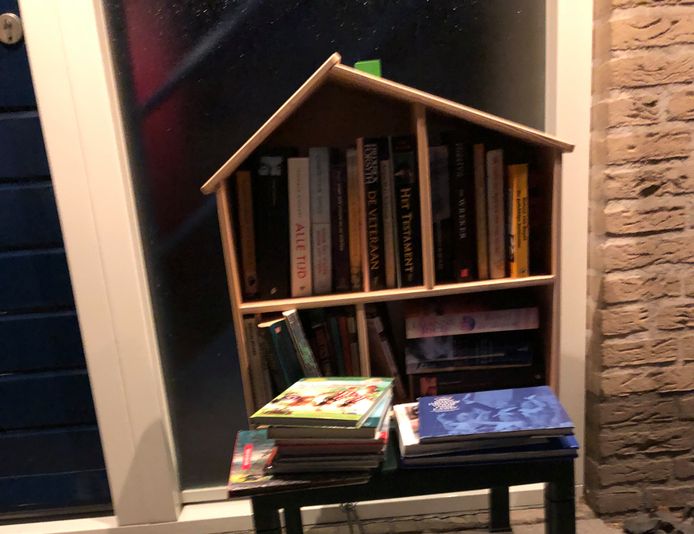 Weer verderop: een huisbieb gevuld met boeken, al is die misschien niet als ‘kerstkistje’ bedoeld.