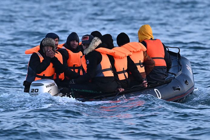 De voorbije jaren steken steeds meer migranten de Noordzee over: op 3 oktober van dit jaar hebben volgens cijfers van de Britse overheid al 25.330 mensen zo het Verenigd Koninkrijk bereikt.