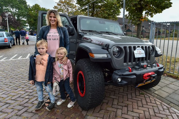 Michelle Willemsen met haar kinderen voor de terreinwagen waarin ze de tourrit gaan maken.